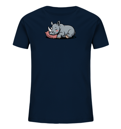 Onlineshop Shirts fuer Kinder - Das Bild zeigt ein dunkelblaues Kinder-T-Shirt mit einem niedlichen Aufdruck auf der Vorderseite. Abgebildet ist ein schlafendes, graues Nashorn, das auf einem rosa Kissen liegt. Das Nashorn hat geschlossene Augen und rosafarbene Wangen, was einen friedlichen Ausdruck vermittelt. Das Design ist verspielt und ansprechend fuer Kinder.