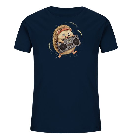 Onlineshop Shirts fuer Kinder - Das Bild zeigt ein dunkelblaues Kinder-T-Shirt mit einem farbenfrohen Aufdruck eines Igels. Der Igel traegt ein rotes Stirnband und bunte Armbaender und haelt laechelnd einen silbernen Ghettoblaster. Um den Igel herum sind dynamische, geschwungene Linien in einem hellen Gelbton zu sehen. Das Design verleiht dem Shirt einen froehlichen und musikalischen Charakter.
