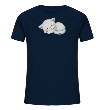 Onlineshop Shirts fuer Kinder - Das Bild zeigt ein dunkelblaues Kinder-T-Shirt. Auf der Vorderseite ist eine niedliche, weisse Katze abgebildet. Das Kaetzchen ist zusammengerollt und schlaeft friedlich, mit geschlossenen Augen und rosa Akzenten an Ohren und Nase. Das Motiv wirkt sanft und verspielt, ideal fuer Kinder.