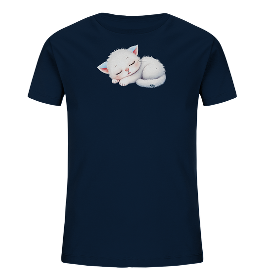Onlineshop Shirts fuer Kinder - Das Bild zeigt ein dunkelblaues Kinder-T-Shirt. Auf der Vorderseite ist eine niedliche, weisse Katze abgebildet. Das Kaetzchen ist zusammengerollt und schlaeft friedlich, mit geschlossenen Augen und rosa Akzenten an Ohren und Nase. Das Motiv wirkt sanft und verspielt, ideal fuer Kinder.