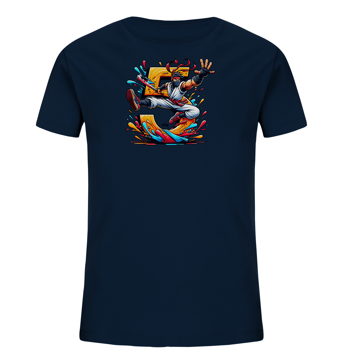 Onlineshop Shirts fuer Kinder - Das dunkelblaue T-Shirt zeigt ein dynamisches Motiv mit der grossen Zahl fuenf in Gelb. Ein actionreicher Ninja-Charakter in weisser Kleidung springt vor der Zahl, umgeben von farbigen Spritzern in Blau, Rot und Gelb. Das Design wirkt energiegeladen und verspielt.