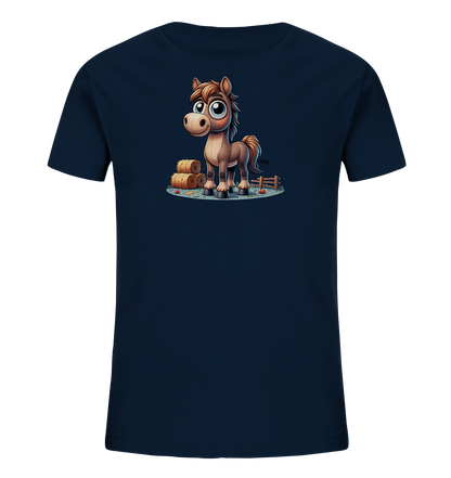 Onlineshop Shirts fuer Kinder - Das Bild zeigt ein dunkelblaues Kinder T-Shirt. Auf der Vorderseite ist eine niedliche, cartoonhafte Darstellung eines braunen Pferdes abgebildet. Das Pferd steht in einer laendlichen Szene mit Heuballen und einem kleinen Zaun. Das Design wirkt froehlich und ansprechend fuer Kinder.