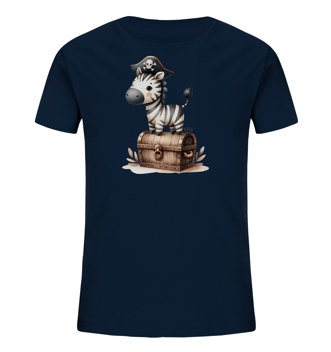 Onlineshop Shirts fuer Kinder - Das Bild zeigt ein dunkelblaues Kinder-T-Shirt. Es ist mit einer niedlichen Cartoon-Illustration eines Baby-Zebras verziert, das einen Piratenhut traegt. Das Zebra steht auf einer Holz-Schatztruhe, umgeben von Blaettern. Das Design hat ein verspieltes Piraten-Thema.