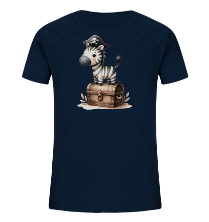 Onlineshop Shirts fuer Kinder - Das Bild zeigt ein dunkelblaues Kinder-T-Shirt. Es ist mit einer niedlichen Cartoon-Illustration eines Baby-Zebras verziert, das einen Piratenhut traegt. Das Zebra steht auf einer Holz-Schatztruhe, umgeben von Blaettern. Das Design hat ein verspieltes Piraten-Thema.