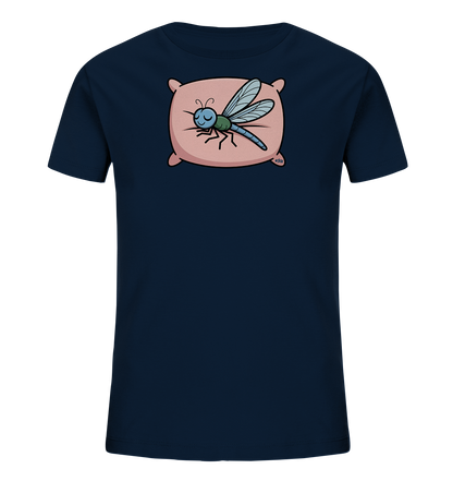 Onlineshop Shirts fuer Kinder - Das Bild zeigt ein dunkelblaues Kinder-T-Shirt mit einem niedlichen Aufdruck. Darauf ist eine blau-gruene Libelle zu sehen, die friedlich auf einem rosafarbenen Kissen schlaeft. Das Design wirkt ruhig und traeumerisch, ideal fuer gemuetliche Anlaesse.