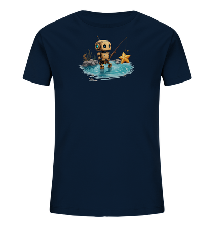 Onlineshop Shirts für Kinder - Das Bild zeigt ein dunkelblaues Kinder-T-Shirt mit einem detailreichen Frontdruck. Der Druck zeigt einen kleinen, beigefarbenen Roboter, der in einem Teich oder einer Pfütze steht. Der Roboter hält eine Angel in der Hand und angelt nach einem großen, goldenen Stern, der im Wasser schwimmt. Um den Teich herum sind Steine und stilisierte Pflanzen zu sehen, was der Szene eine verspielte Note verleiht.