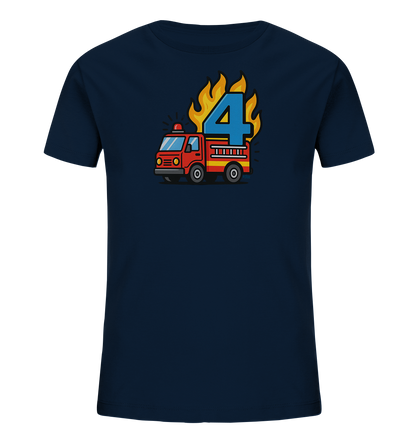 Onlineshop Shirts fuer Kinder - Dieses dunkle Kinder-T-Shirt zeigt eine bunte Grafik eines Feuerwehrautos. Über dem Fahrzeug lodern Flammen, in deren Mitte eine grosse, blaue Zahl '4' platziert ist. Das Design ist im Cartoon-Stil gehalten und wirkt dynamisch. Es ist ein Blickfang auf der Vorderseite des Shirts.
