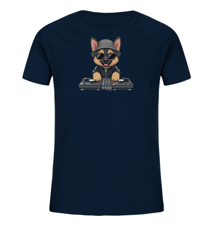 Onlineshop Shirts fuer Kinder - Das Bild zeigt ein dunkelblaues Kinder-T-Shirt mit einer Illustration eines Hundes als DJ. Der Hund traegt einen grauen Hut, eine Sonnenbrille und eine schwarze Sportjacke mit weissen Streifen. Er steht hinter einem DJ-Mischpult mit zwei Plattenspielern und hat einen froehlichen Gesichtsausdruck. Das Motiv verleiht dem Shirt einen verspielten und modernen Charakter.