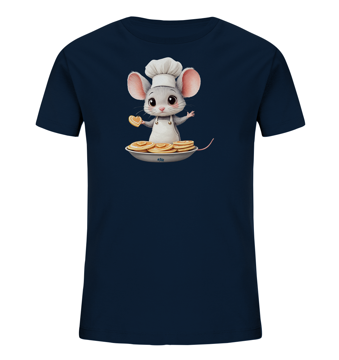 Onlineshop Shirts fuer Kinder - Das Bild zeigt ein dunkelblaues T-Shirt mit einem niedlichen Motiv einer Kochmaus. Die cartoonartige Maus traegt eine Kochmuetze und eine Schuerze und haelt ein herzfoermiges Gebaeck in der Hand. Vor ihr steht eine Schale mit einem Stapel goldener Pfannkuchen. Das Design wirkt verspielt und detailreich, passend fuer ein Kinder-Outfit.