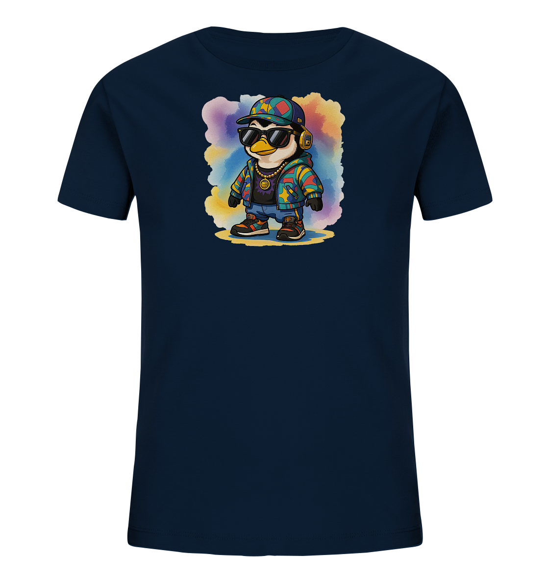 Onlineshop Shirts fuer Kinder - Das Bild zeigt ein dunkelblaues Kinder-T-Shirt mit einem farbenfrohen Aufdruck. Der Druck stellt einen Pinguin in laessiger Aufmachung dar, komplett mit Sonnenbrille, Kopfhoerern, einem gemusterten Cap und einer bunten Jacke. Die Figur traegt zudem eine Goldkette und Sneakers, waehrend sie vor einem mehrfarbigen Aquarellhintergrund steht. Dieses Design verleiht dem Shirt einen coolen und verspielten Look.