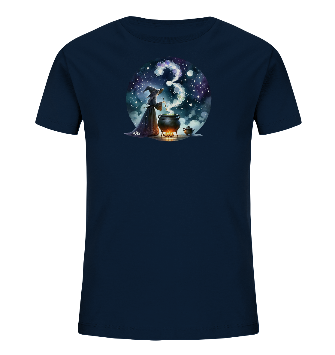 Onlineshop Shirts fuer Kinder - Das Bild zeigt ein dunkelblaues Kinder-T-Shirt mit einem runden Aufdruck, der eine Szene in der Nacht darstellt. Im Zentrum des Motivs ruehrt eine freundliche Hexe mit einem Zauberstab in einem dampfenden Kessel, dessen aufsteigender Dampf die Form der Zahl '3' annimmt. Der Hintergrund zeigt einen Sternenhimmel mit hell leuchtenden Sternen und Blasen, was dem Design eine magische und verspielte Atmosphaere verleiht. Kleine Details wie gluehende Kohlen und ein weit