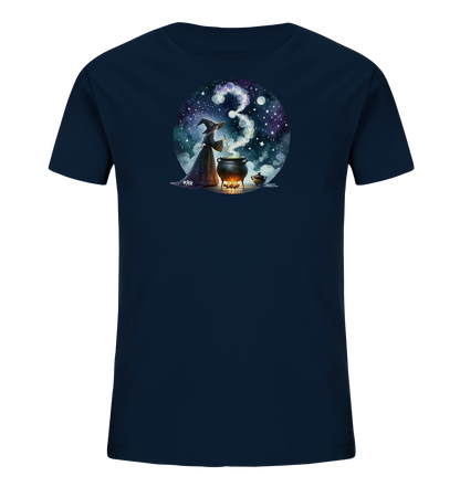 Onlineshop Shirts fuer Kinder - Das Bild zeigt ein dunkelblaues Kinder-T-Shirt mit einem runden Aufdruck, der eine Szene in der Nacht darstellt. Im Zentrum des Motivs ruehrt eine freundliche Hexe mit einem Zauberstab in einem dampfenden Kessel, dessen aufsteigender Dampf die Form der Zahl '3' annimmt. Der Hintergrund zeigt einen Sternenhimmel mit hell leuchtenden Sternen und Blasen, was dem Design eine magische und verspielte Atmosphaere verleiht. Kleine Details wie gluehende Kohlen und ein weit