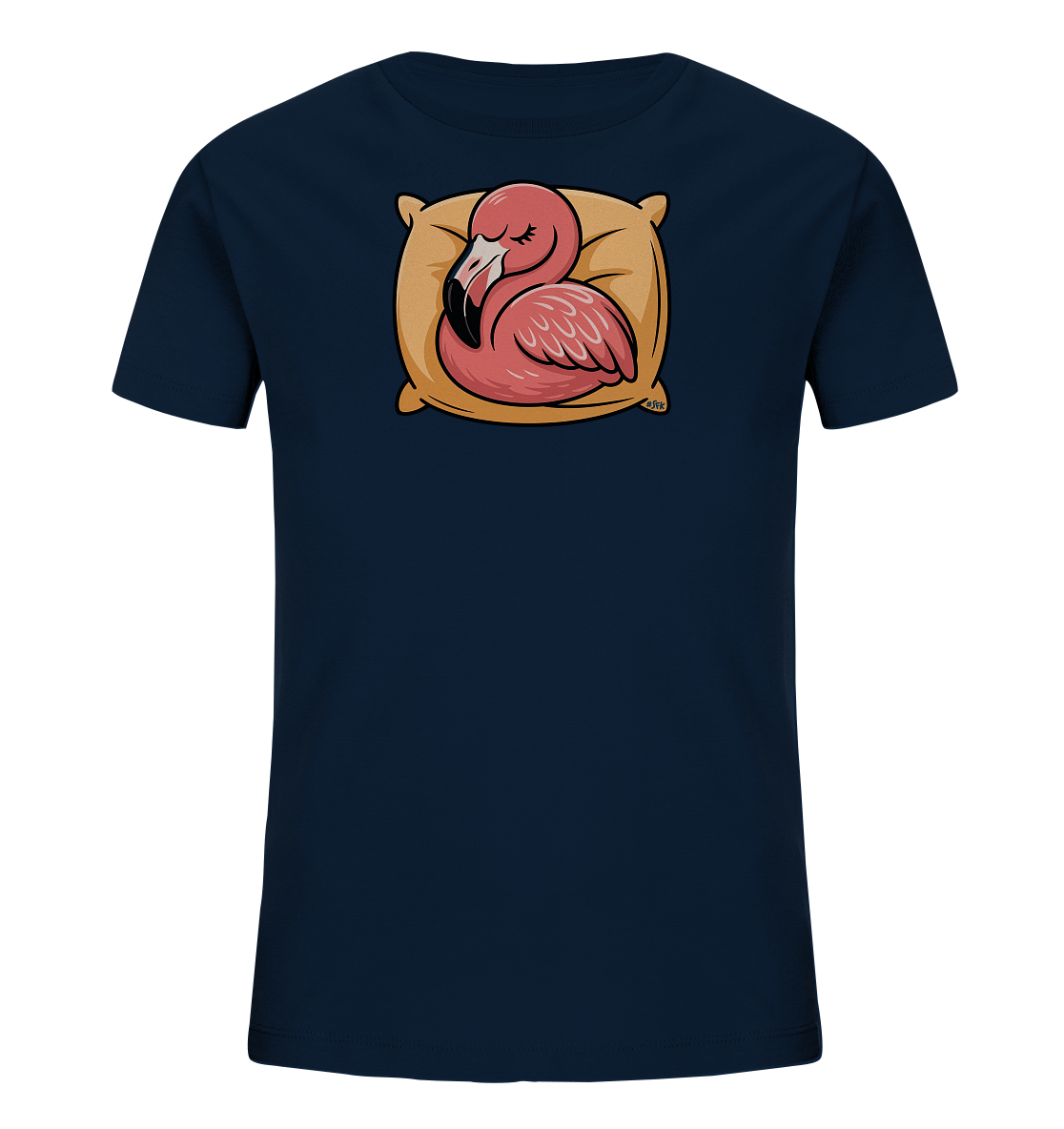 Onlineshop Shirts fuer Kinder - Das dunkelblaue T-Shirt zeigt einen schlafenden rosa Flamingo. Der Vogel ist auf einem beigen Kissen eingerollt dargestellt, die Augen friedlich geschlossen. Das Design wirkt ruhig und niedlich, passend fuer ein Kinder-Shirt.