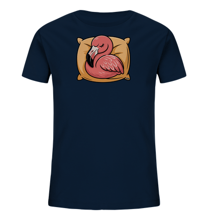 Onlineshop Shirts fuer Kinder - Das dunkelblaue T-Shirt zeigt einen schlafenden rosa Flamingo. Der Vogel ist auf einem beigen Kissen eingerollt dargestellt, die Augen friedlich geschlossen. Das Design wirkt ruhig und niedlich, passend fuer ein Kinder-Shirt.