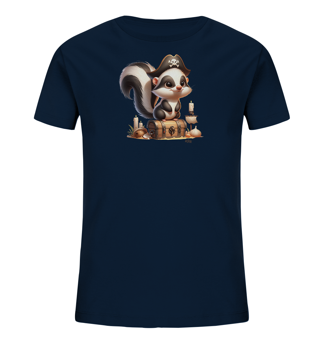 Onlineshop Shirts fuer Kinder - Das Bild zeigt ein dunkelblaues Kinder-T-Shirt mit einem lustigen Piratenmotiv auf der Vorderseite. Ein suesses cartoonartiges Stinktier sitzt mit einem Piratenhut auf einer detailreichen Schatztruhe. Um die Truhe herum sind maritime Elemente wie Kerzen, ein kleines Schiff und Muscheln angeordnet. Das Motiv ist farbenfroh und fantasievoll gestaltet.