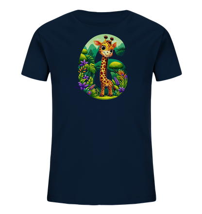 Onlineshop Shirts fuer Kinder - Das Bild zeigt ein dunkelblaues Kinder T-Shirt mit einem farbenfrohen Aufdruck. Der Aufdruck zeigt eine freundliche Cartoon-Giraffe, die in der Form der Zahl '6' von ueppiger Vegetation und Blumen umgeben ist. Die Grafik ist detailreich und nutzt lebendige Farben, um eine Dschungelszene darzustellen. Das Design wirkt froehlich und ansprechend fuer Kinder.