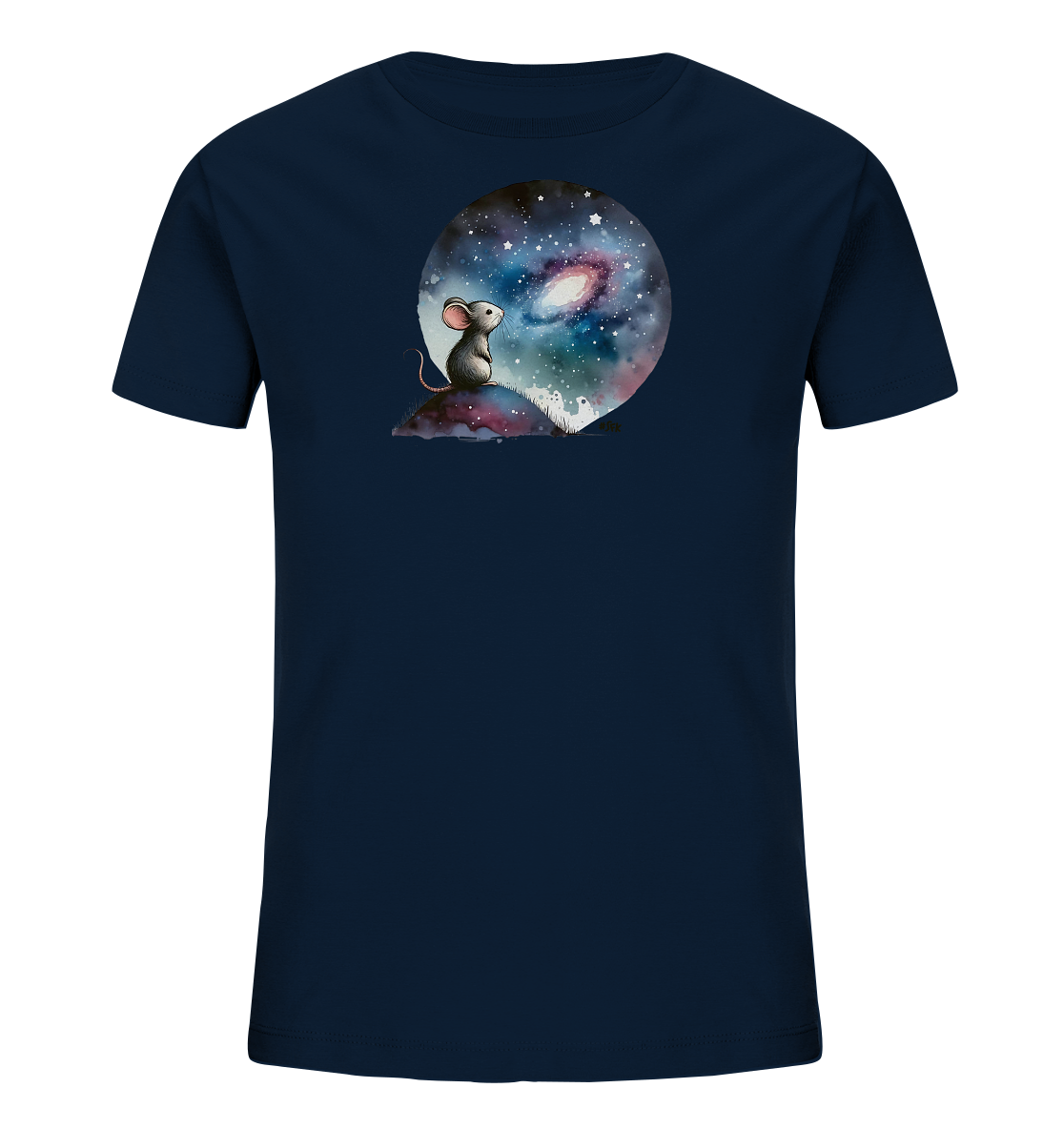 Onlineshop Shirts für Kinder - Das Bild zeigt ein dunkelblaues Kinder-T-Shirt mit einem fantasievollen Motiv. Innerhalb eines Kreises ist eine Szene im Weltraum dargestellt, komplett mit Sternen und einer Galaxie. Eine kleine graue Maus sitzt auf einem Hügel im Vordergrund und blickt nachdenklich zum Himmel auf. Das Design ist neutral gehalten und lädt zum Entdecken ein.