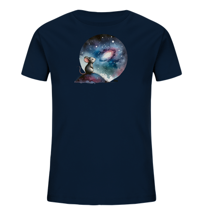 Onlineshop Shirts für Kinder - Das Bild zeigt ein dunkelblaues Kinder-T-Shirt mit einem fantasievollen Motiv. Innerhalb eines Kreises ist eine Szene im Weltraum dargestellt, komplett mit Sternen und einer Galaxie. Eine kleine graue Maus sitzt auf einem Hügel im Vordergrund und blickt nachdenklich zum Himmel auf. Das Design ist neutral gehalten und lädt zum Entdecken ein.