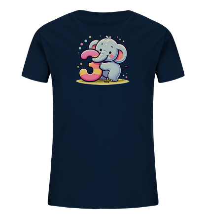 Onlineshop Shirts fuer Kinder - Das Bild zeigt ein dunkelblaues Kinder-T-Shirt mit einem niedlichen Motiv. Ein kleiner, freundlicher Cartoon-Elefant haelt eine grosse, bunte Zahl '3' in den Farben Pink und Gelb. Bunte Punkte sind um das Motiv herum platziert, was einen festlichen Eindruck vermittelt. Das Design ist zentriert auf der Vorderseite des Shirts.