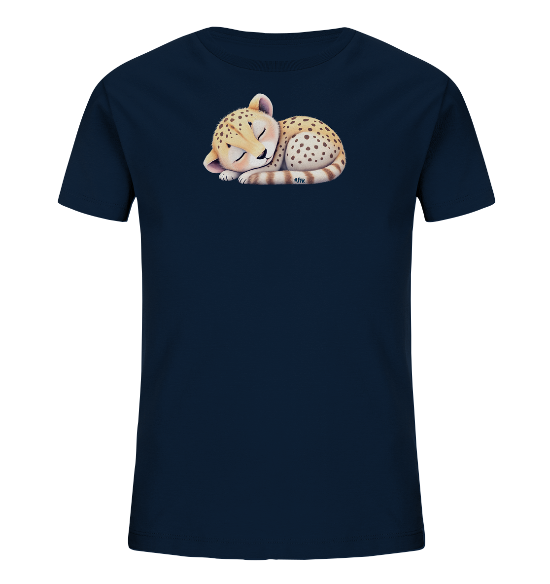 Onlineshop Shirts fuer Kinder - Das Bild zeigt ein dunkelblaues Kinder-T-Shirt, auf dem ein niedliches Tiermotiv abgebildet ist. Es ist ein schlafendes Gepardjunges dargestellt, das sich zusammengerollt hat. Das junge Tier besitzt helle Fellfarben mit charakteristischen dunklen Flecken und einem gestreiften Schwanz. Die Darstellung des Motivs ist friedlich und kindgerecht.