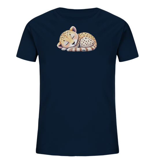 Onlineshop Shirts fuer Kinder - Das Bild zeigt ein dunkelblaues Kinder-T-Shirt, auf dem ein niedliches Tiermotiv abgebildet ist. Es ist ein schlafendes Gepardjunges dargestellt, das sich zusammengerollt hat. Das junge Tier besitzt helle Fellfarben mit charakteristischen dunklen Flecken und einem gestreiften Schwanz. Die Darstellung des Motivs ist friedlich und kindgerecht.