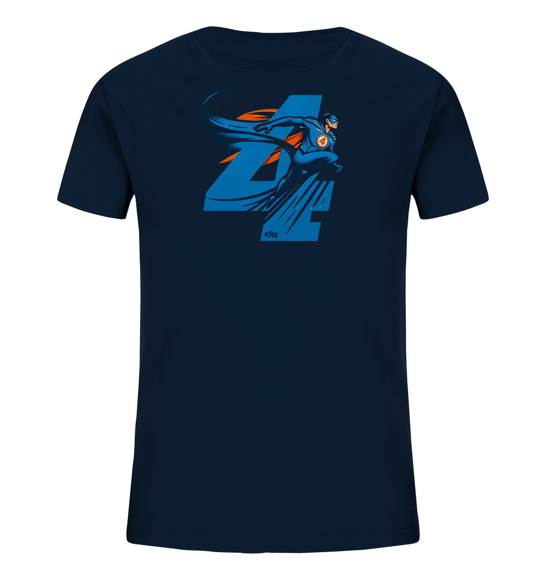 Onlineshop Shirts fuer Kinder - Das Bild zeigt ein dunkelblaues T-Shirt fuer Kinder. Auf der Vorderseite ist eine dynamische Illustration eines Superhelden zu sehen, der vor einer grossen blauen Zahl 4 fliegt. Der Held traegt einen Anzug mit orangefarbenem Umhang und hat eine 4 auf der Brust. Das Design kombiniert Blautoene mit Akzenten in Orange.