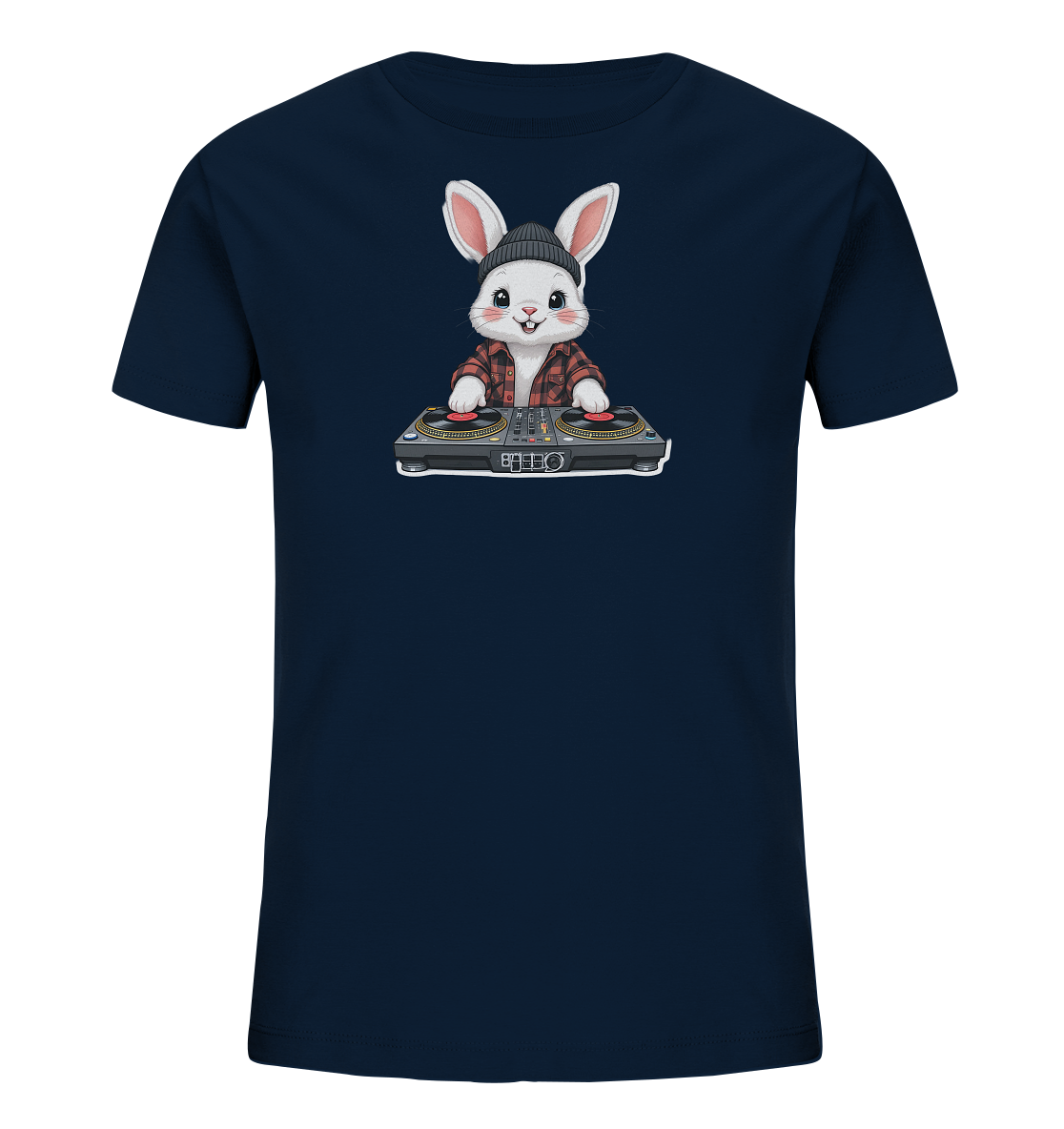 Onlineshop Shirts fuer Kinder - Das Bild zeigt ein dunkelblaues Kinder-T-Shirt mit einem niedlichen Comic-Hasen als Motiv. Der Hase traegt eine schwarze Muetze und ein rot-kariertes Hemd und steht hinter einem DJ-Pult mit Plattenspielern. Das Design ist verspielt und modern und verleiht dem Shirt einen einzigartigen Charakter.
