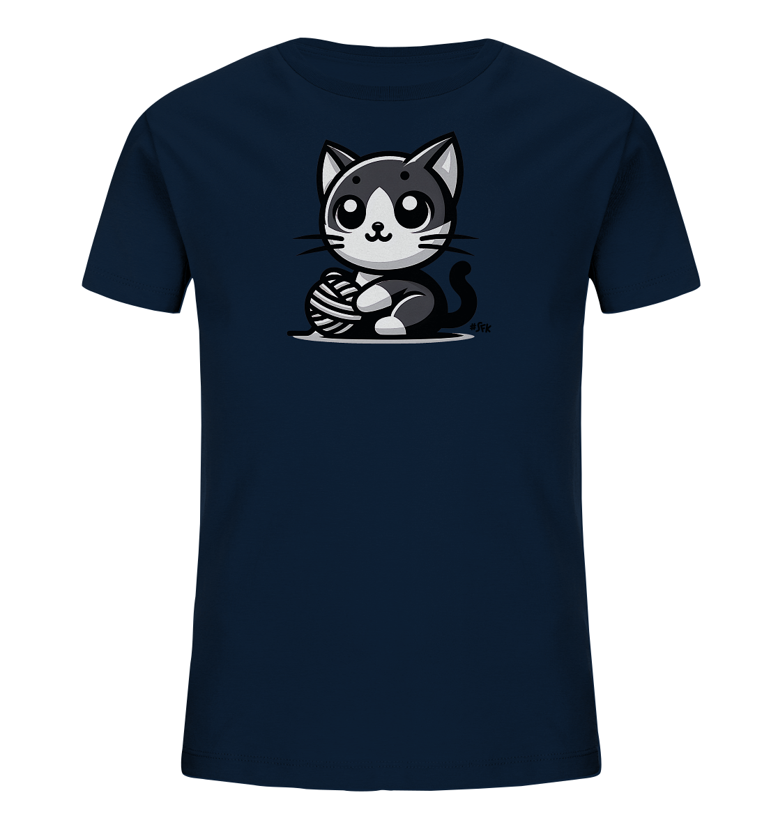 Onlineshop Shirts fuer Kinder - Das Bild zeigt ein dunkelblaues T-Shirt fuer Kinder. Auf der Vorderseite ist eine niedliche, cartoonhafte Katze in Schwarz-Weiss abgebildet. Die Katze sitzt und spielt mit einem Wollknaeuel vor sich. Dieses Design verleiht dem Shirt einen verspielten Charakter.