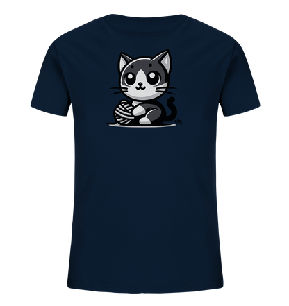 Onlineshop Shirts fuer Kinder - Das Bild zeigt ein dunkelblaues T-Shirt fuer Kinder. Auf der Vorderseite ist eine niedliche, cartoonhafte Katze in Schwarz-Weiss abgebildet. Die Katze sitzt und spielt mit einem Wollknaeuel vor sich. Dieses Design verleiht dem Shirt einen verspielten Charakter.