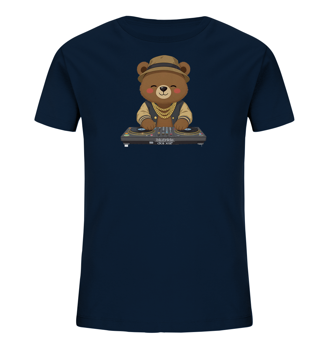 Onlineshop Shirts fuer Kinder - Das Bild zeigt ein dunkelblaues Kinder-T-Shirt mit einer Illustration eines Baeren. Der Baer traegt einen Hut, eine Baseballjacke und mehrere goldene Ketten. Er steht hinter einem DJ-Pult mit zwei Plattenspielern und einem Mischpult. Der Baer hat einen freundlichen, laechelnden Ausdruck, und unter dem Pult ist ein Schriftzug zu erkennen.