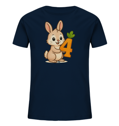 Onlineshop Shirts fuer Kinder - Das Bild zeigt ein dunkelblaues T-Shirt fuer Kinder. Auf der Vorderseite ist ein suesser, cartoonhafter Hase abgebildet. Der Hase haelt die Zahl 4, die gestaltet ist wie eine Karotte mit Blaettern. Das Design wirkt verspielt und froehlich, ideal fuer junge Kinder.