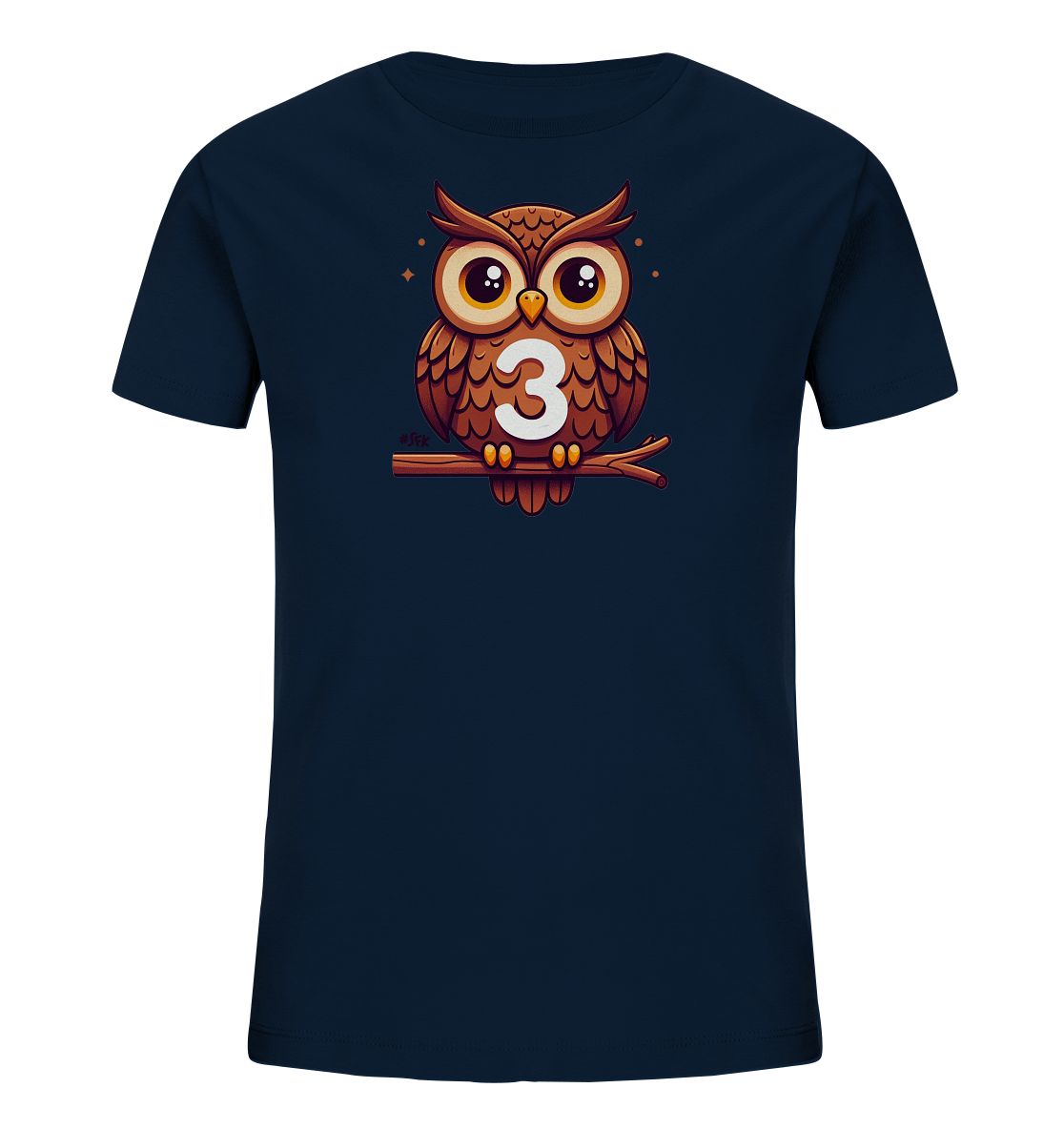 Onlineshop Shirts fuer Kinder - Das Bild zeigt ein dunkelblaues Kinder-T-Shirt mit einer niedlichen Cartoon-Eule, die auf einem Ast sitzt. Die Eule ist braun und traegt die weisse Zahl '3' auf ihrer Brust. Um den Kopf der Eule herum sind kleine Sterne oder Funkeln zu sehen. Das Design ist freundlich und farbenfroh, passend fuer Kinder.