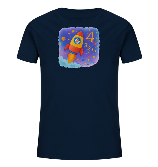 Onlineshop Shirts fuer Kinder - Das Bild zeigt ein dunkelblaues Kinder-T-Shirt mit einem bunten Raketenmotiv auf der Vorderseite. Eine rote und gelbe Rakete fliegt durch das Weltall, umgeben von Sternen, einem Planeten und Wolken. Im Design sind auch die Zahlen 4, 3, 2 und 1 integriert. Die gesamte Illustration wirkt fantasievoll und laedt zum Traeumen ein.