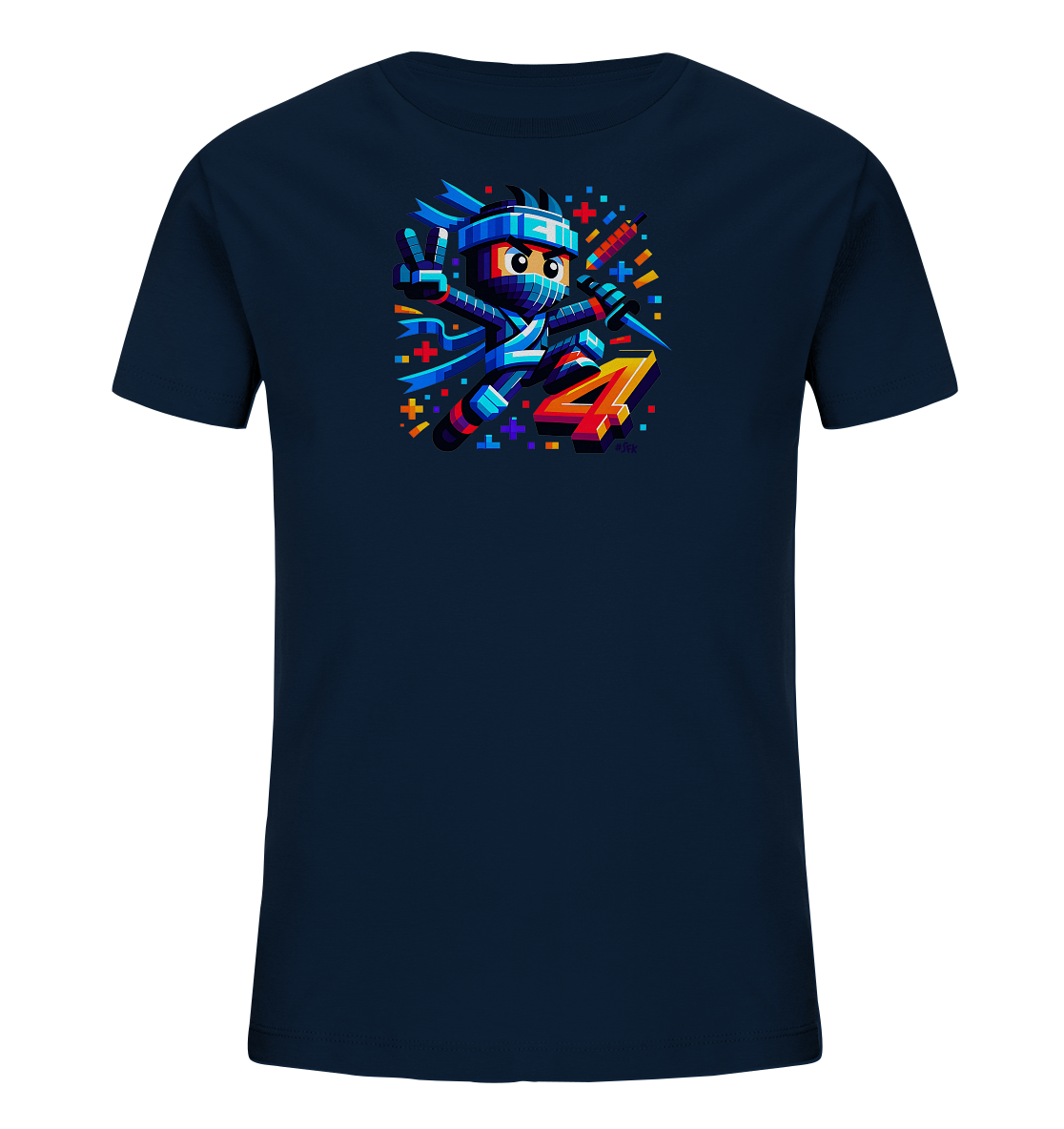 Onlineshop Shirts fuer Kinder - Das Bild zeigt ein dunkelblaues Kinder-T-Shirt mit einer farbenfrohen Grafik. Ein niedlicher Ninja-Charakter in blauer Ausruestung macht ein Friedenszeichen und haelt eine Waffe. Neben dem Ninja ist die leuchtend orange-rote Zahl '4' zu sehen. Das Design ist lebhaft und mit pixelartigen Elementen verziert.