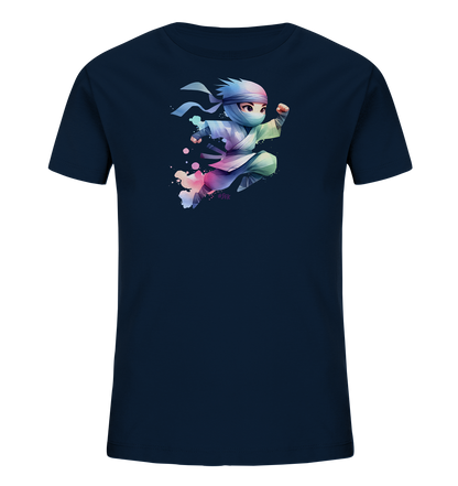 Onlineshop Shirts fuer Kinder - Das Bild zeigt ein dunkelblaues Kinder-T-Shirt mit einer bunten Grafik auf der Vorderseite. Abgebildet ist ein springender Ninja im Chibi-Stil. Die Illustration zeichnet sich durch lebendige Farbverlaeufe und einen aquarellartigen Effekt aus. Der Ninja ist in einer dynamischen Pose dargestellt.
