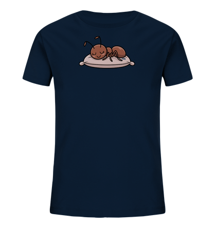 Onlineshop Shirts fuer Kinder - Das dunkelblaue T-Shirt praesentiert ein niedliches Cartoon-Motiv einer schlafenden Ameise. Die braune Ameise ruht friedlich auf einem hellrosafarbenen Kissen mit geschlossenen Augen und einem sanften Laecheln. Dieses spielerische Design ist in einem klaren, kinderfreundlichen Stil illustriert und verleiht dem Oberteil einen beruhigenden Charakter.