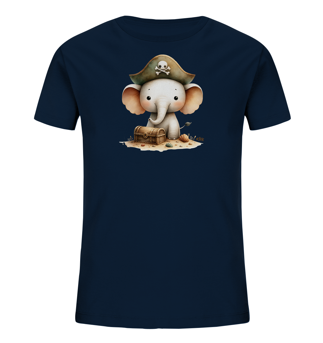 Onlineshop Shirts fuer Kinder - Das Bild zeigt ein dunkelblaues Kinder-T-Shirt mit einer suessen Illustration eines Elefanten. Der Elefant traegt einen Piratenhut mit Totenkopfsymbol und sitzt neben einer kleinen Schatztruhe. Das Motiv ist auf einem sandigen Untergrund mit Muscheln und Pflanzen dargestellt. Das Design wirkt verspielt und abenteuerlich.