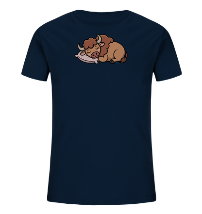 Onlineshop Shirts fuer Kinder - Das Bild zeigt ein dunkelblaues Kinder-T-Shirt mit einem niedlichen Aufdruck. Darauf ist ein schlafendes Bison oder Bueffel in Cartoon-Optik zu sehen, das friedlich auf einem hellrosa Kissen liegt. Das Motiv ist detailreich und verleiht dem Shirt einen gemuetlichen und verspielten Charakter. Die dunkle Farbe des Shirts bildet einen guten Kontrast zum braunen Tier.