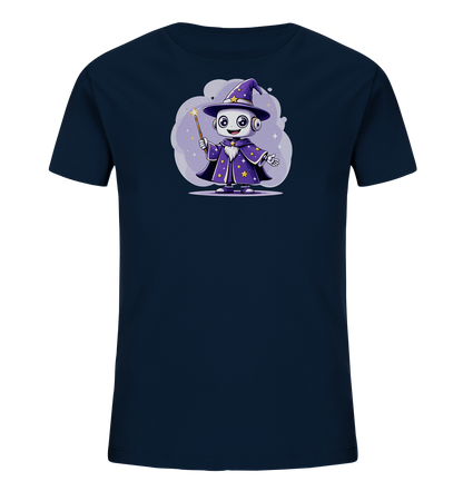 Onlineshop Shirts für Kinder - Dieses T-Shirt ist in einem dunklen Blauton gehalten. Auf der Vorderseite befindet sich eine farbige Illustration eines Roboters, der als Zauberer verkleidet ist. Der Roboter trägt einen spitzen Hut und einen Umhang in Lila, die mit gelben Sternen verziert sind. In einer Hand hält der Charakter einen Zauberstab, von dem ein Lichteffekt ausgeht. Das Motiv ist vor einem Hintergrund aus pastellfarbenen Wolken und funkelnden Sternen platziert.