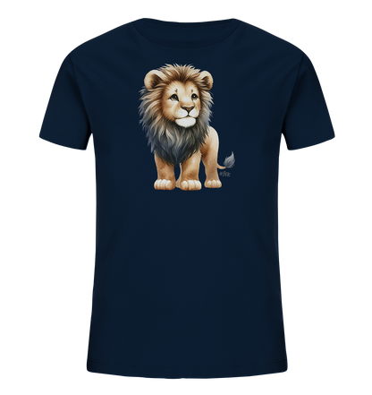 Onlineshop Shirts fuer Kinder - Das Bild zeigt ein dunkelblaues T-Shirt fuer Kinder mit einer niedlichen Illustration eines kleinen Loewen auf der Vorderseite. Der Loewe ist in einem cartoonhaften Stil gezeichnet, steht aufrecht und hat eine volle Maehne. Er blickt zur Seite mit einem sanften Ausdruck. Das Design verleiht dem Shirt einen verspielten und freundlichen Charakter.