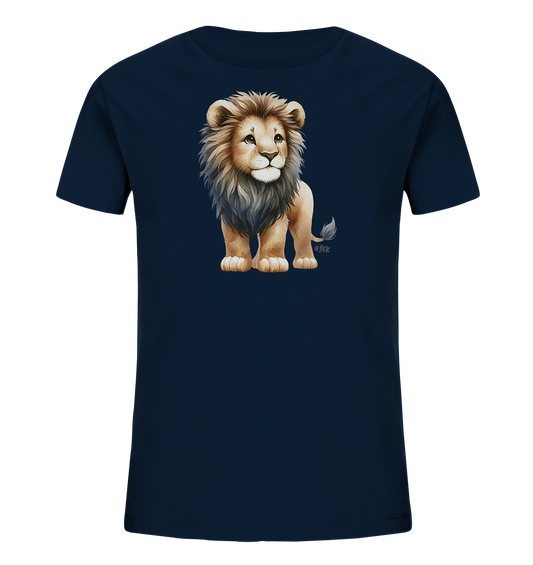 Onlineshop Shirts fuer Kinder - Das Bild zeigt ein dunkelblaues T-Shirt fuer Kinder mit einer niedlichen Illustration eines kleinen Loewen auf der Vorderseite. Der Loewe ist in einem cartoonhaften Stil gezeichnet, steht aufrecht und hat eine volle Maehne. Er blickt zur Seite mit einem sanften Ausdruck. Das Design verleiht dem Shirt einen verspielten und freundlichen Charakter.