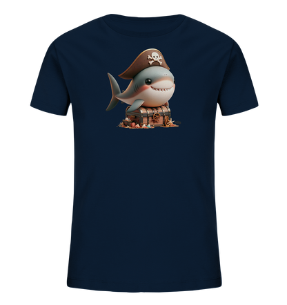 Onlineshop Shirts fuer Kinder - Dieses dunkelblaue T-Shirt fuer Kinder zeigt eine niedliche Grafik eines laechelnden Hais. Der Hai traegt einen Piratenhut mit Totenkopfsymbol und sitzt auf einer Holzkiste, die wie eine Schatztruhe aussieht. Muscheln und Seesterne sind um die Truhe herum platziert und ergaenzen das maritime Piratenthema. Das Design ist farbenfroh und detailliert, perfekt fuer kleine Abenteurer.