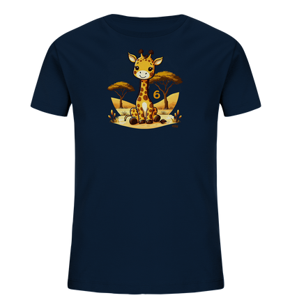 Onlineshop Shirts fuer Kinder - Das Bild zeigt ein dunkelblaues Kinder-T-Shirt mit einem Motiv einer Giraffe. Die suesse Cartoon-Giraffe sitzt vor einer stilisierten Savannenlandschaft mit Baeumen. Neben der Giraffe ist die grosse orangefarbene Zahl '6' platziert. Das Design wirkt freundlich und farbenfroh.