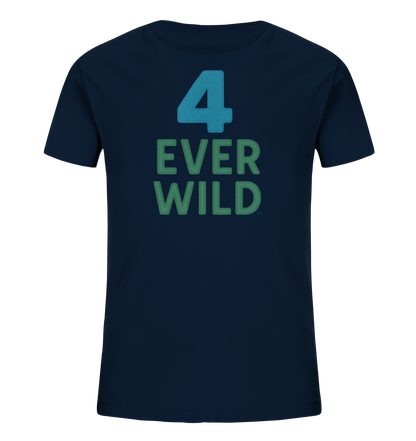 Onlineshop Shirts fuer Kinder - Das Bild zeigt ein dunkelblaues Kinder T-Shirt. Darauf ist in Hellblau die Zahl '4' abgebildet. Darunter stehen die Woerter 'EVER WILD' in Gruen. Das Design ist einfach und gut lesbar.