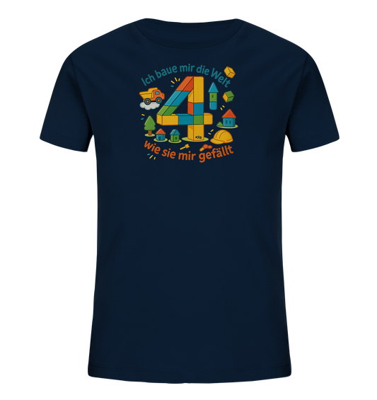 Onlineshop Shirts fuer Kinder - Dieses dunkelblaue Kinder-T-Shirt zeigt eine farbenfrohe Grafik auf der Vorderseite. Im Zentrum steht eine grosse Zahl Vier, gestaltet aus Bausteinen in leuchtenden Farben wie Rot, Gelb, Gruen und Blau. Um die Zahl herum sind niedliche Illustrationen einer kleinen Bauwelt mit Haeusern, Baeumen, einem Laster und Bauelementen arrangiert. Das Design wirkt spielerisch und thematisiert das Bauen.