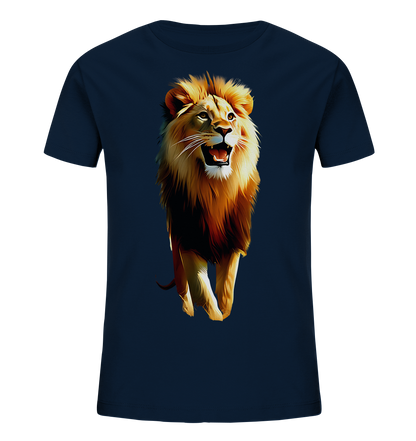 Onlineshop Shirts fuer Kinder - Das Bild zeigt ein dunkelblaues T-Shirt mit einem grossen Loewenmotiv auf der Vorderseite. Der Loewe ist im Gehen dargestellt, mit geoeffnetem Maul und wehender Maehne. Das Design ist farbintensiv und realistisch gestaltet, was ihm eine kraftvolle Ausstrahlung verleiht. Es ist ein auffaelliges Oberteil fuer Kinder.