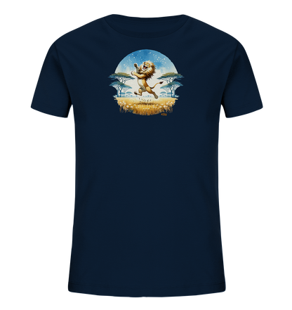 Onlineshop Shirts fuer Kinder - Das dunkelblaue Kinder-T-Shirt zeigt einen springenden Loewen. Das Motiv ist eine Savannenlandschaft mit Baeumen und Graesern, umrahmt von einem hellblauen Kreis. Der Loewe ist in der Mitte des farbenfrohen Designs. Es ist ein froehliches und lebendiges Motiv.