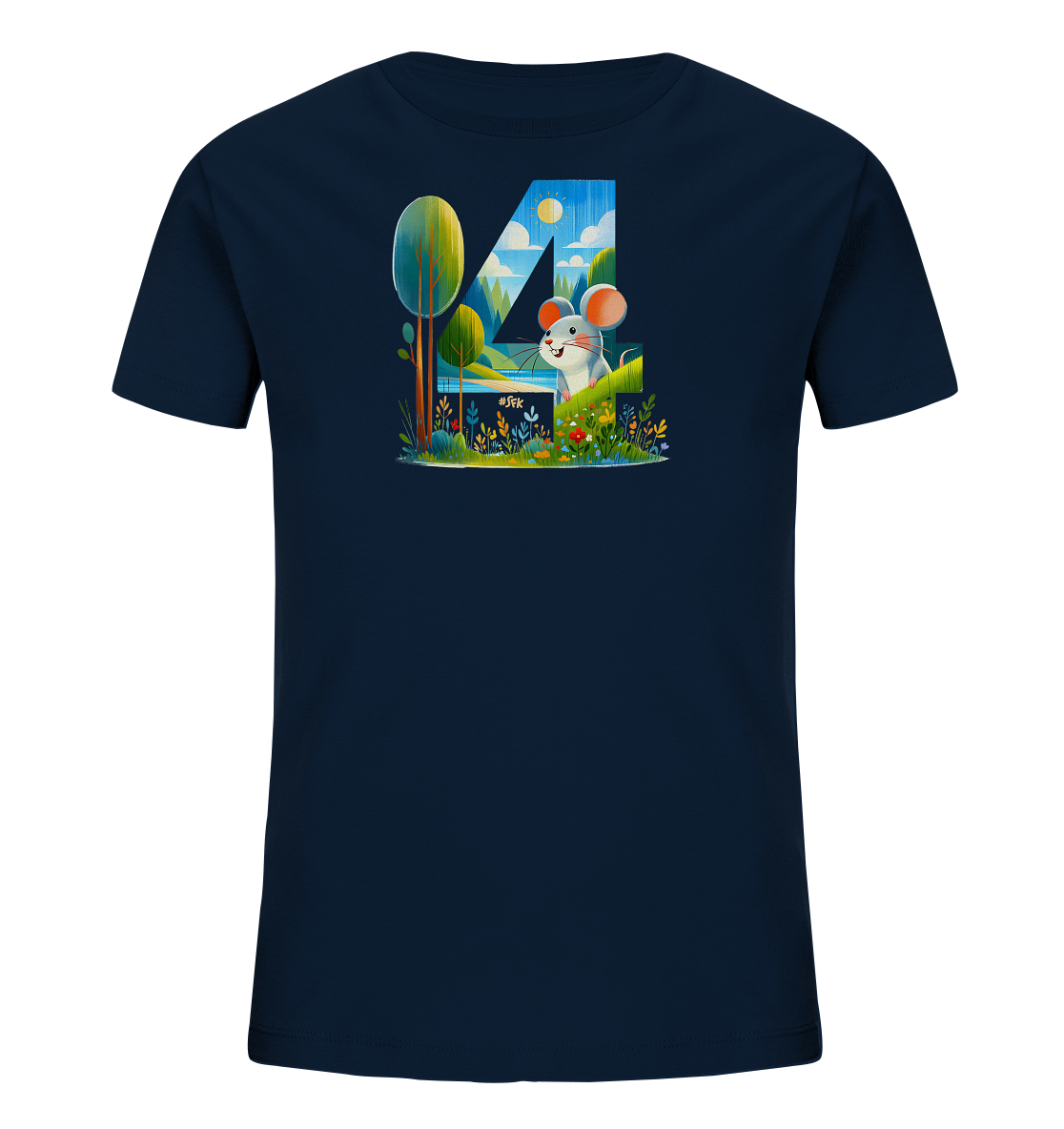 Onlineshop Shirts fuer Kinder - Das Bild zeigt ein dunkelblaues Kinder-T-Shirt mit einer farbenfrohen Illustration. Das Design stellt die Zahl '4' dar, die mit einer detailreichen Naturlandschaft gefuellt ist. Man sieht eine niedliche Maus inmitten von Blumen, Baeumen, Wasser und einem Himmel mit Sonne und Wolken. Das Motiv verleiht dem Shirt einen froehlichen und verspielten Charakter.