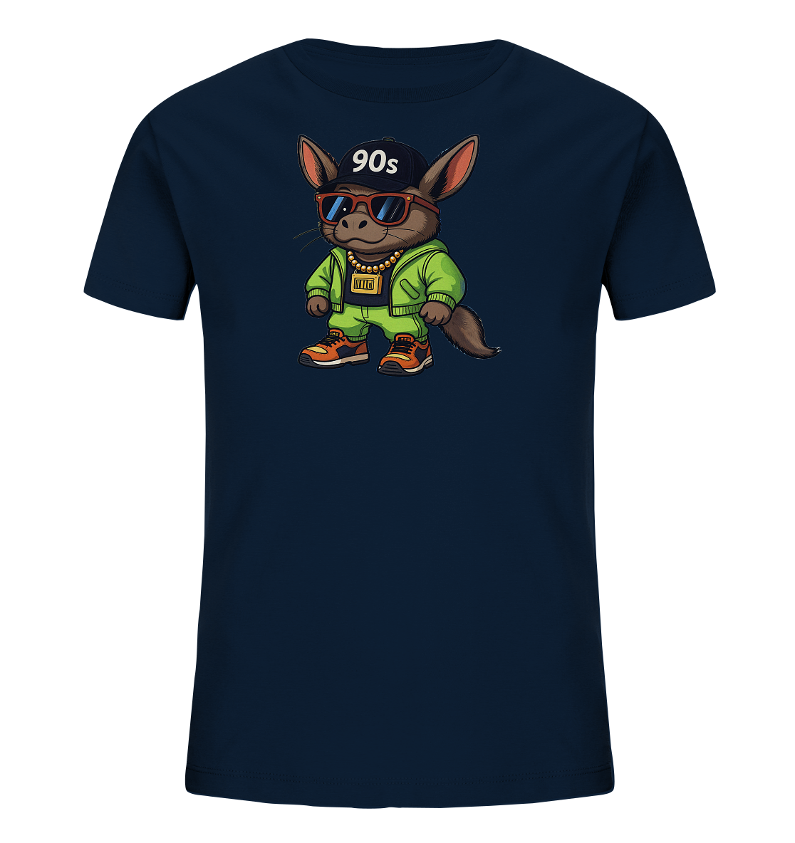 Onlineshop Shirts fuer Kinder - Das Bild zeigt ein dunkelblaues Kinder-T-Shirt mit einem markanten, cartoonhaften Tiermotiv auf der Vorderseite. Das Tier, das einer Art Nagetier aehnelt, traegt eine schwarze Kappe mit der Aufschrift „90s“, rote Sonnenbrillen, eine Goldkette und einen leuchtend gruenen Trainingsanzug. Es steht aufrecht in einer laessigen Pose und traegt orangefarbene Sneaker. Dieses Design vermittelt einen coolen Retro-Stil, der an die 90er Jahre erinnert.