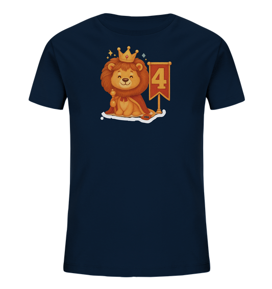Onlineshop Shirts fuer Kinder - Das dunkelblaue T-Shirt fuer Kinder zeigt eine Illustration eines niedlichen, gekroenten Loewen. Der Loewe traegt einen roten Umhang, haelt ein Zepter und sitzt neben einer roten Fahne mit der Zahl 4. Funkelnde Sterne schmuecken das Motiv. Das verspielte Design ist zentral auf der Vorderseite platziert.